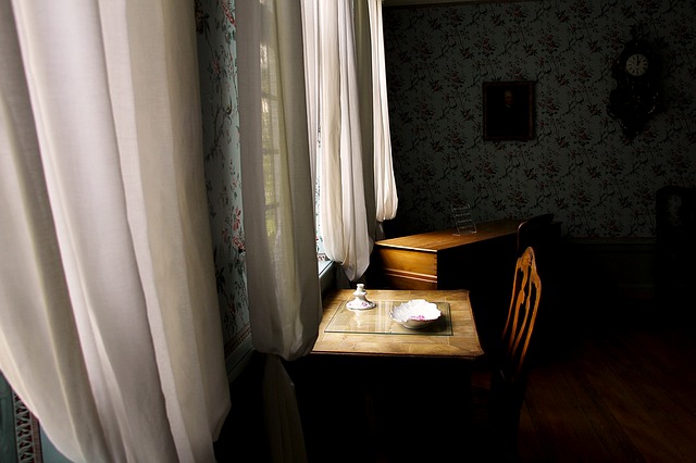 window-1373022_640.jpg